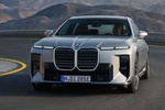 BMW 7 Series G70: босс BMW M показал обновленный флагман с "темными кристаллами" и кашемиром