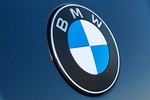 BMW показала обновленную эмблему