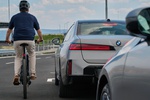 BMW разработала двери, которые не открываются перед велосипедистом