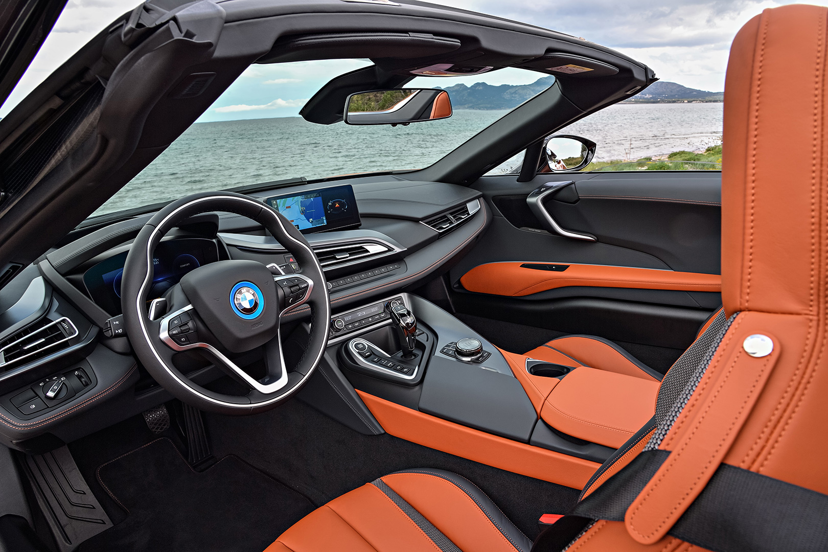 BMW i8 Roadster салон